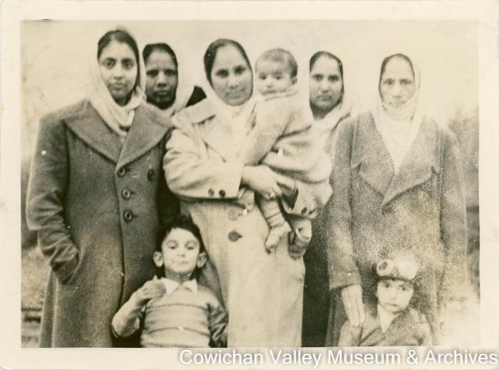[Bishan Kour and unidentified women and children]