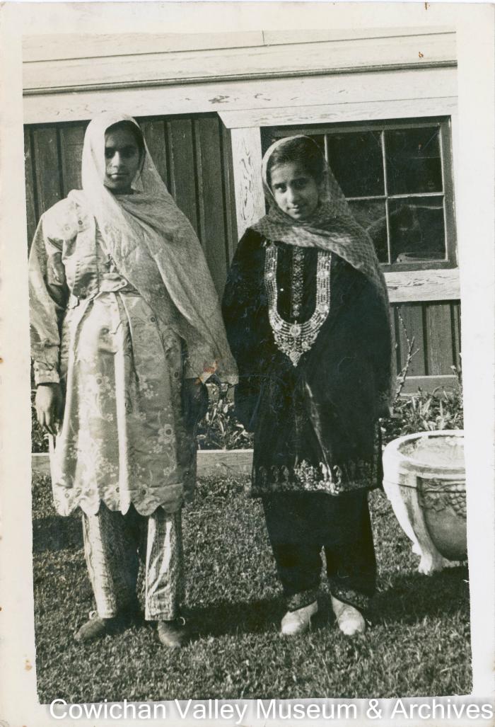Mindo Manhas and Jindo Mayo : niece and daughter of Mayo