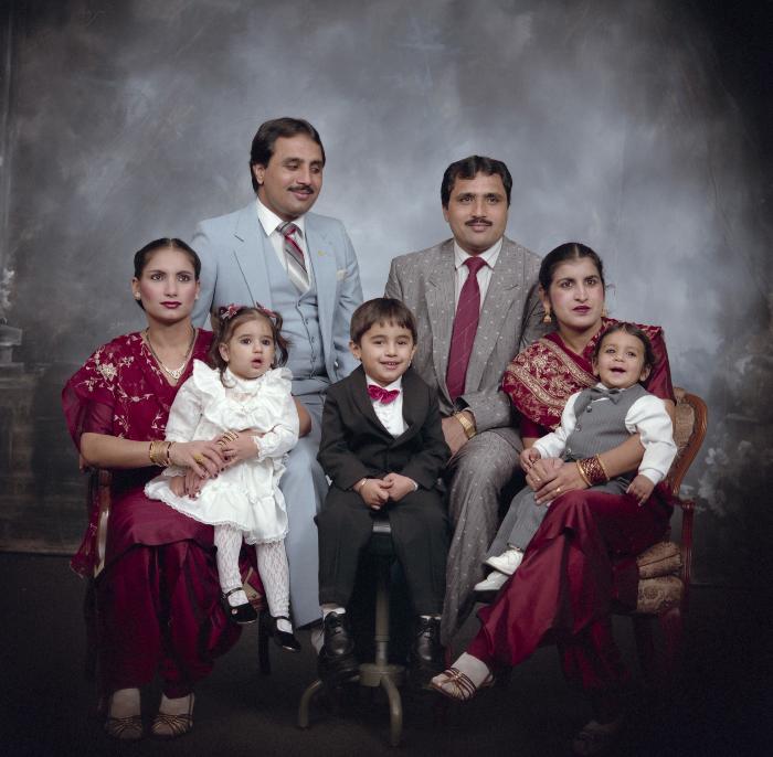 [Group portrait of Sukh Sidu, unidentified adults and unidentified children]