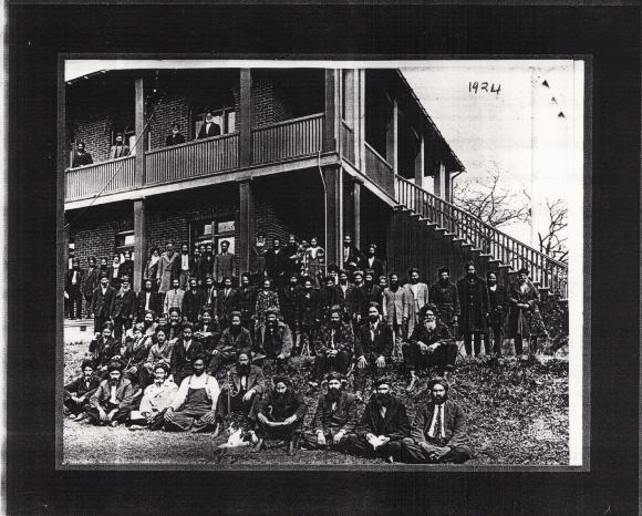 [Group photo in front of Old Gurdwara, Victoria, with names inscribed]