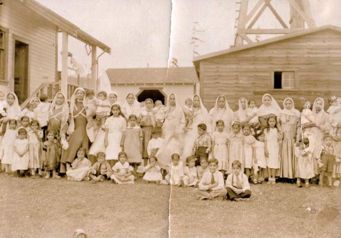 [Group photo of women and children in Paldi, BC]