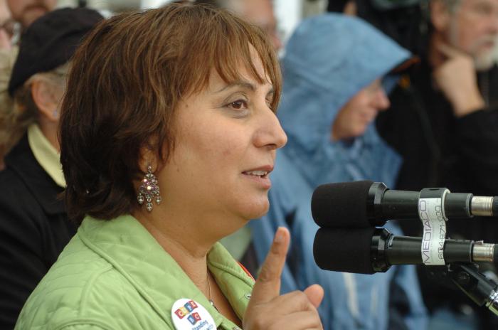 [Photo of Jinny Sims speaking at the 2005 teachers' strike]