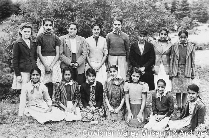 [Group of unidentified young women posing in a field]