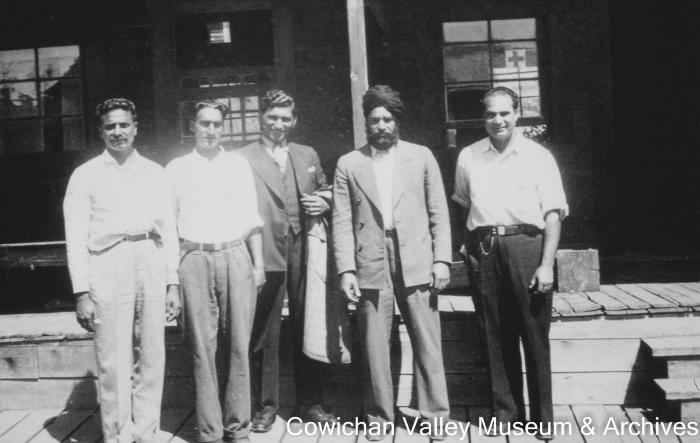[Kishen Singh Parhar and four unidentified men on Paldi boardwalk]